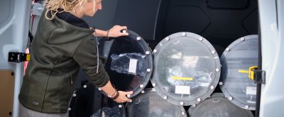 Onderzoeker laadt een ‘kunstlong’ in een auto