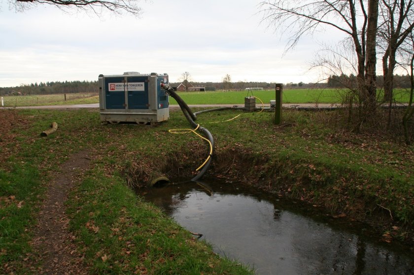 Met pompen wordt het water door het gebied gepompt.